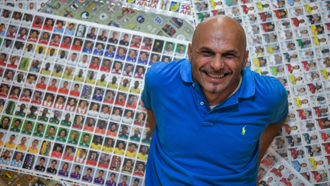 Gianni Bellini, propietario de la colección de pegatinas de fútbol de Panini más grande del mundo, posa para una fotografía con pegatinas coleccionables de Panini en su estudio de San Felice sul Panaro, Módena, el 18 de julio de 2018