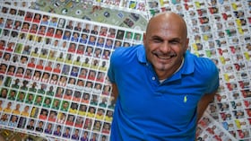 Gianni Bellini, propietario de la colección de pegatinas de fútbol de Panini más grande del mundo, posa para una fotografía con pegatinas coleccionables de Panini en su estudio de San Felice sul Panaro, Módena, el 18 de julio de 2018