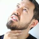 Aclarar la garganta: a toda hora y en todo momento. Es como si tuviera un problema con la nariz o los senos paranasales, produciendo demasiado moco o a causa del reflujo gástrico. Así que cuando lo hace de forma constante, puede ser una señal de alerta. Lo molesto, es porque puede producirse un efecto espejo, en el que la persona que lo acompañe también tienda a hacerlo.