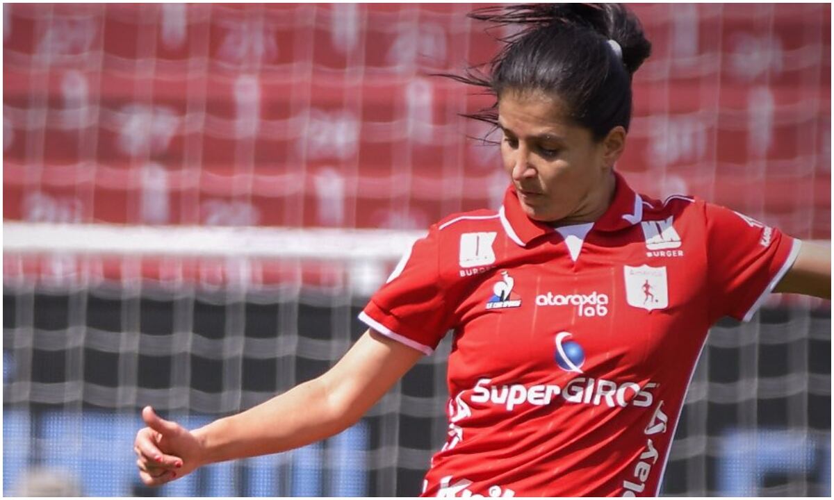 Carolina Pineda anota el último penal para el América de Cali que clasifica a la Semifinal de la Copa Libertadores femenina 2022.