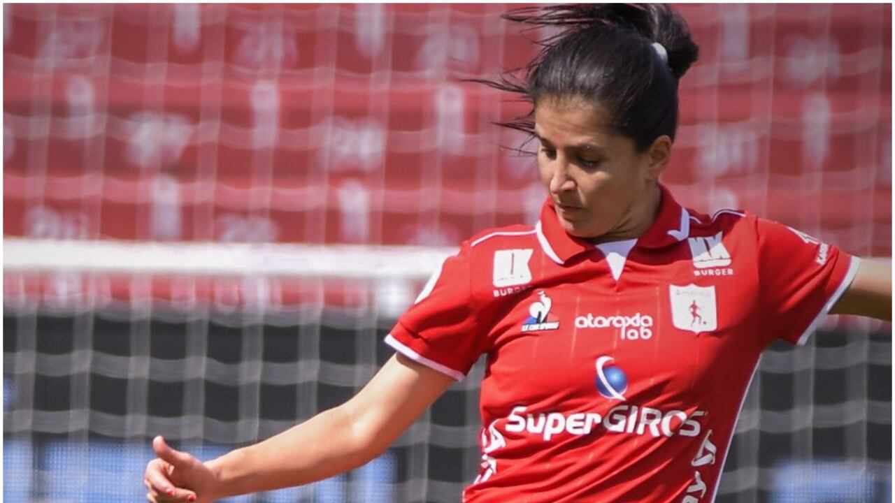 Carolina Pineda anota el último penal para el América de Cali que clasifica a la Semifinal de la Copa Libertadores femenina 2022.