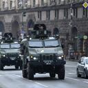 Los vehículos militares ucranianos pasan por la plaza de la Independencia en el centro de Kiev el 24 de febrero de 2022.