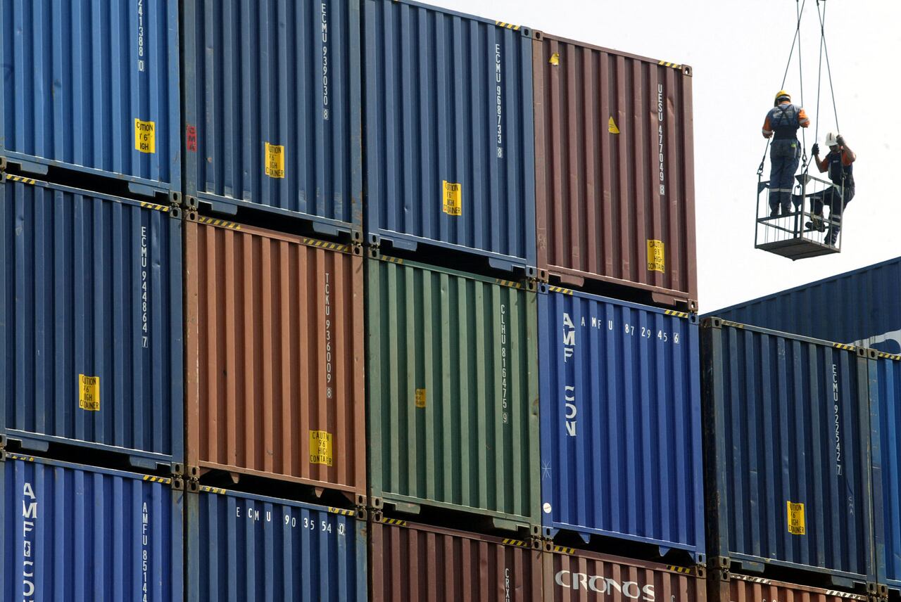 Trabajadores portuarios descargan contenedores en el Puerto del Callao.