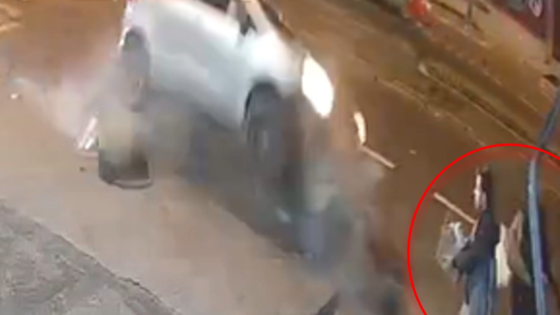 El vehículo que se volcó en la carrera séptima por poco se lleva dos personas en el accidente.