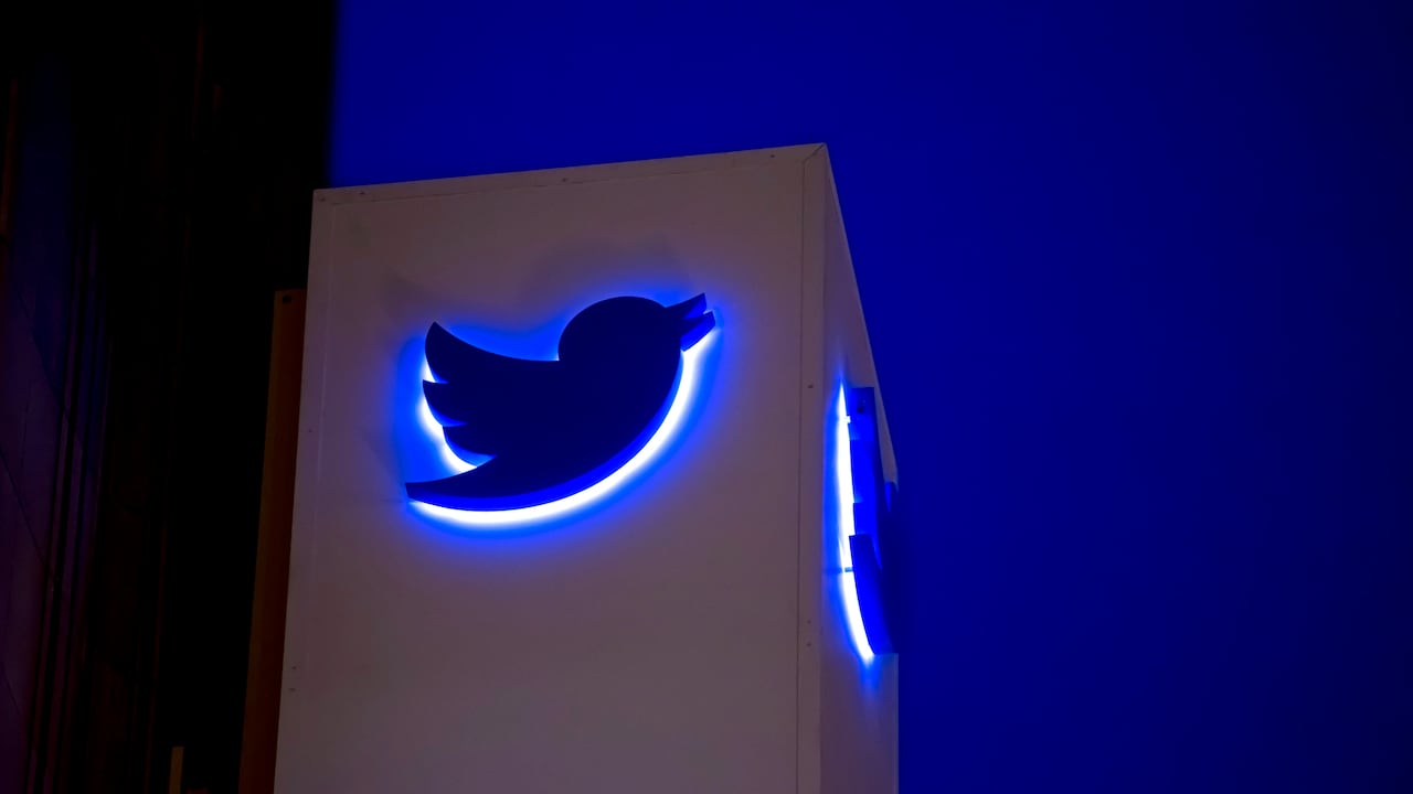 FOTO DE ARCHIVO: El logotipo y la señalización de Twitter Inc. se muestran en la fachada de la sede de la compañía en San Francisco, California, EE. UU., El viernes 13 de septiembre de 2013. Twitter Inc. aumentó el precio de su oferta pública inicial (OPI) a $ 23 a $ 25 por acción antes del debut comercial planificado del servicio de microblogging en la Bolsa de Valores de Nueva York el 7 de noviembre. Fotógrafo: David Paul Morris / Bloomberg a través de Getty Images