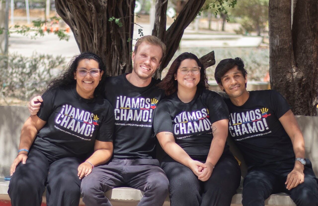 Con el objetivo de reducir el riesgo que enfrentan los migrantes venezolanos al buscar información, "¡Vamos Chamo!" emerge como una herramienta que proporciona datos confiables a través de un chatbot disponible en WhatsApp.