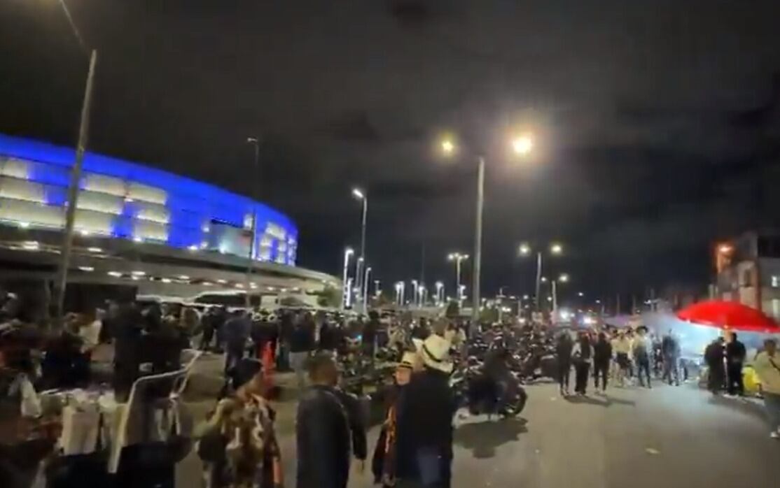 Fanáticos del cantante Yeison Jiménez salen del Movistar Arena.
