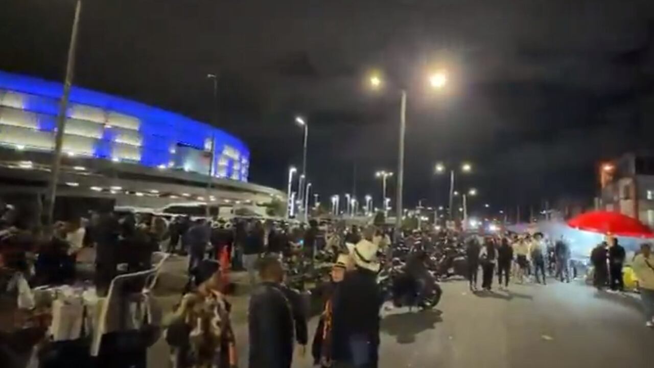 Fanáticos del cantante Yeison Jiménez salen del Movistar Arena.
