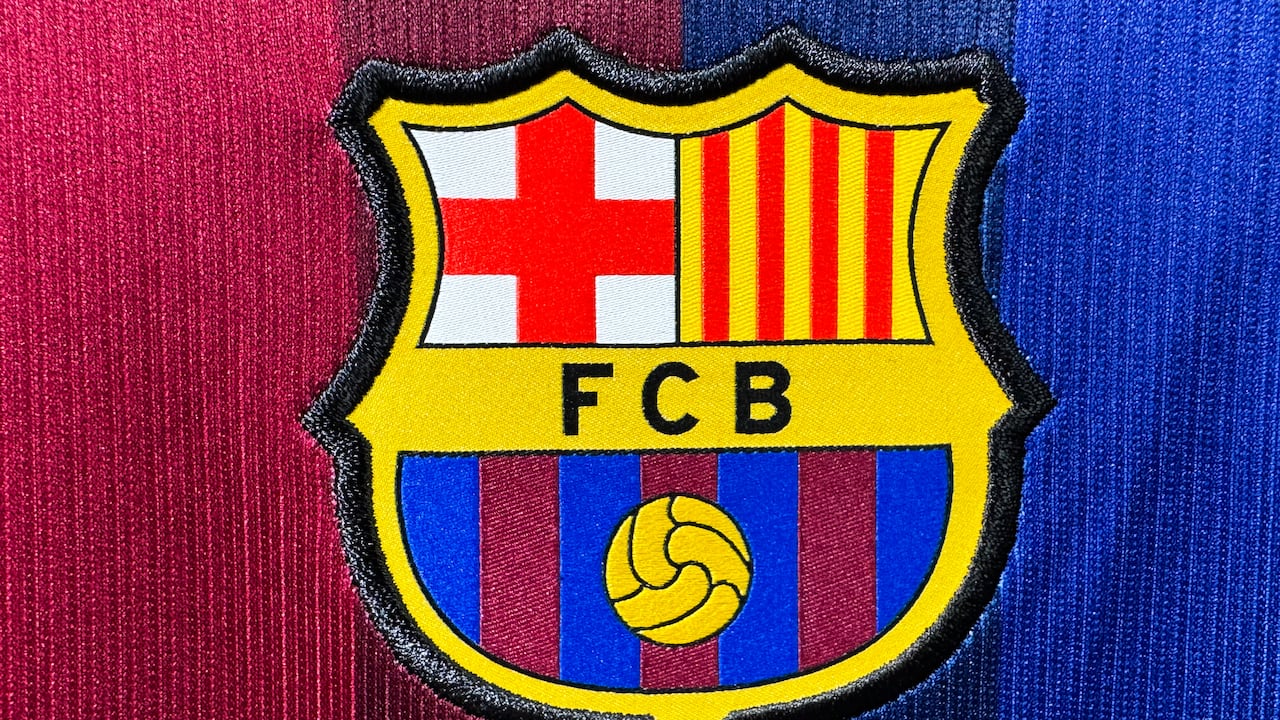 Escudo del FC Barcelona en la camiseta para la temporada 2026/27.