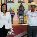 El candidato presidencial del partido Perú Libre Pedro Castillo, derecha, y la candidata Keiko Fujimori, del partido Fuerza Popular, saludan a los periodistas al final del debate presidencial en Arequipa Perú. (AP Foto/Martin Mejia)