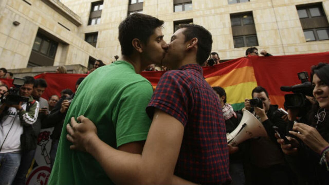 Cuatro parejas gay se casaron para reclamar del Senado el derecho a constituir familia.