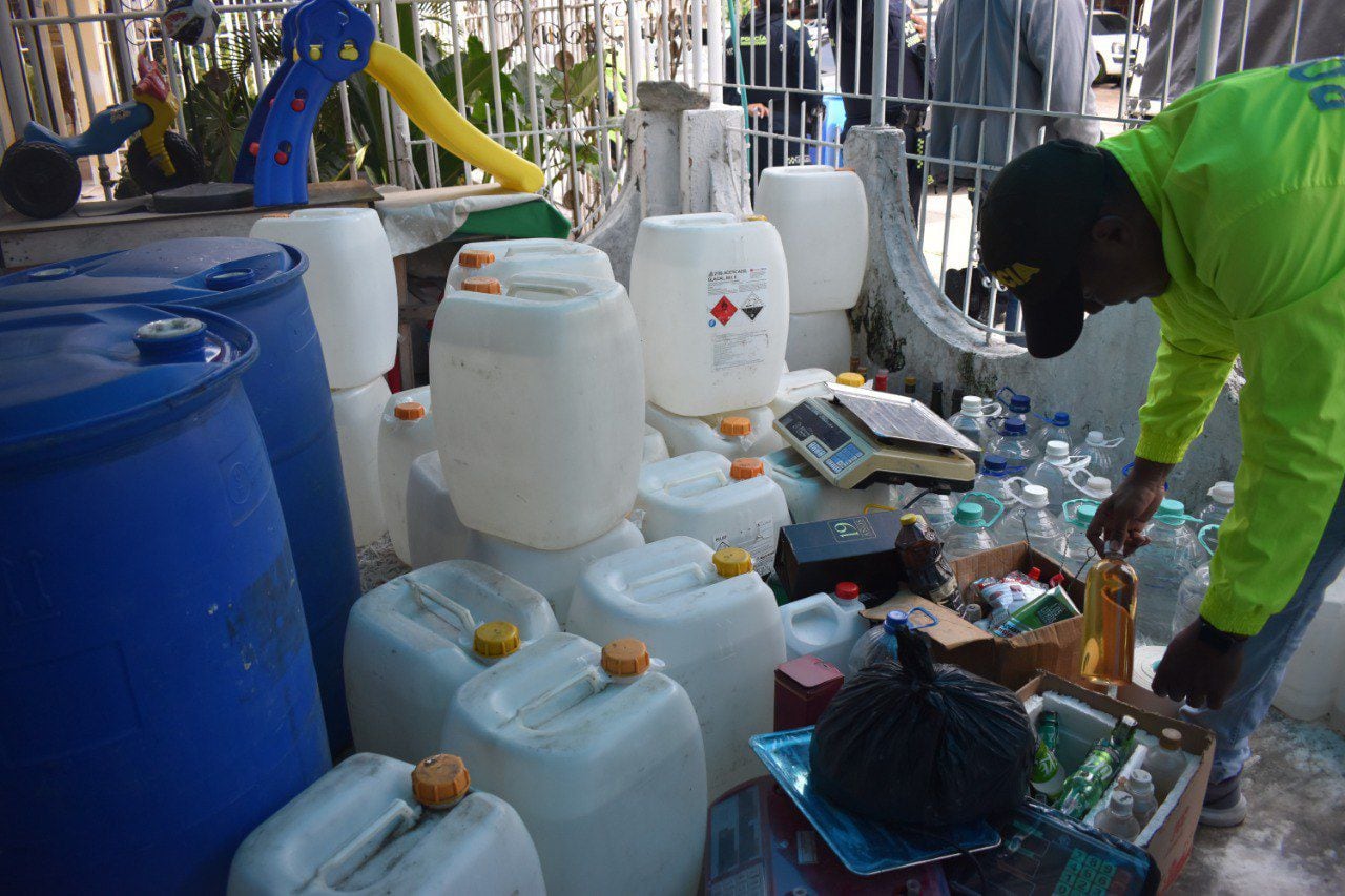 Desmantelan fábrica de licor adulterado en Cartagena.