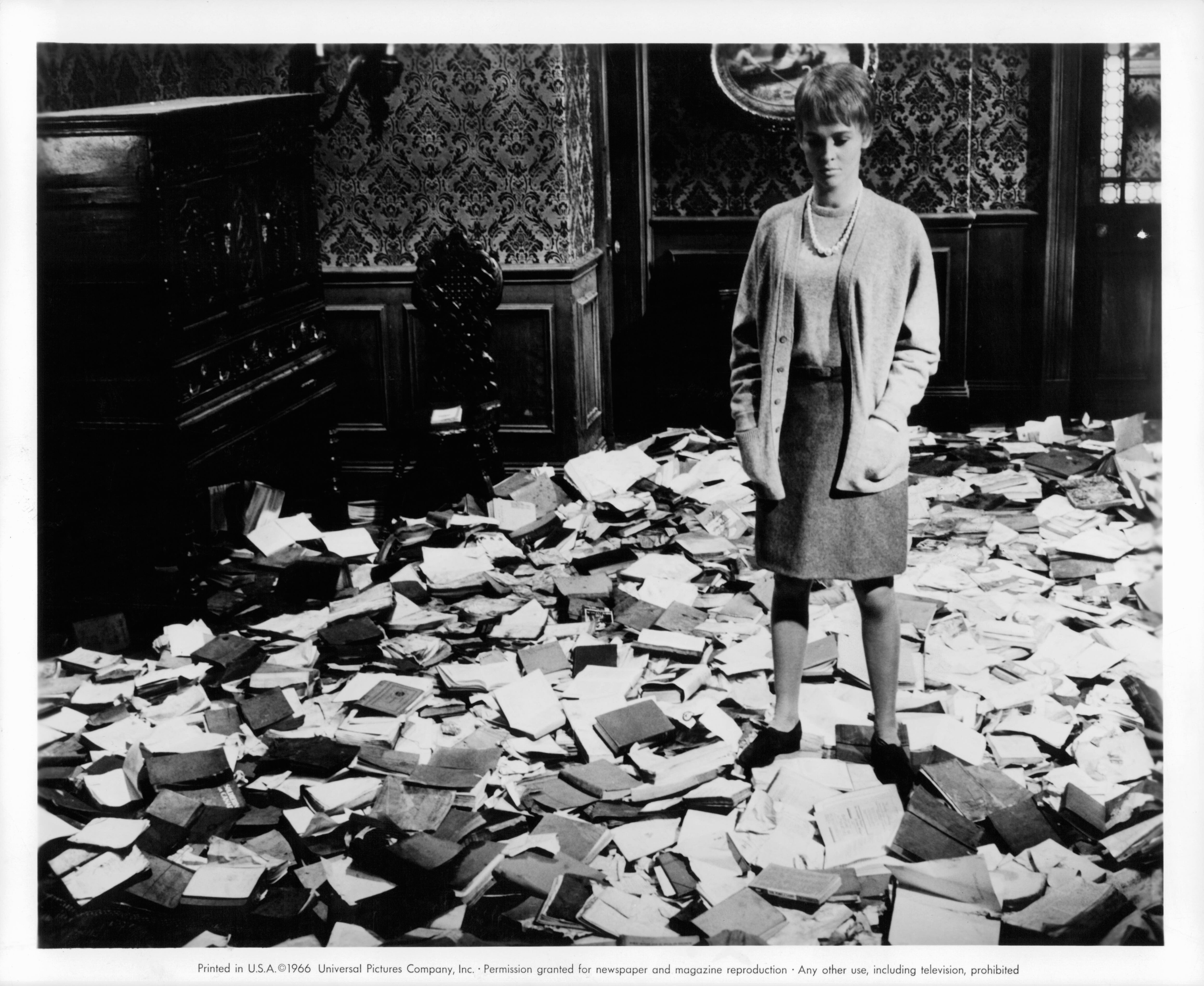 Julie Christie entre libros destruidos, en una escena de 'Fahrenheit 451', de 1966. Foto: Universal Pictures/Getty Images.