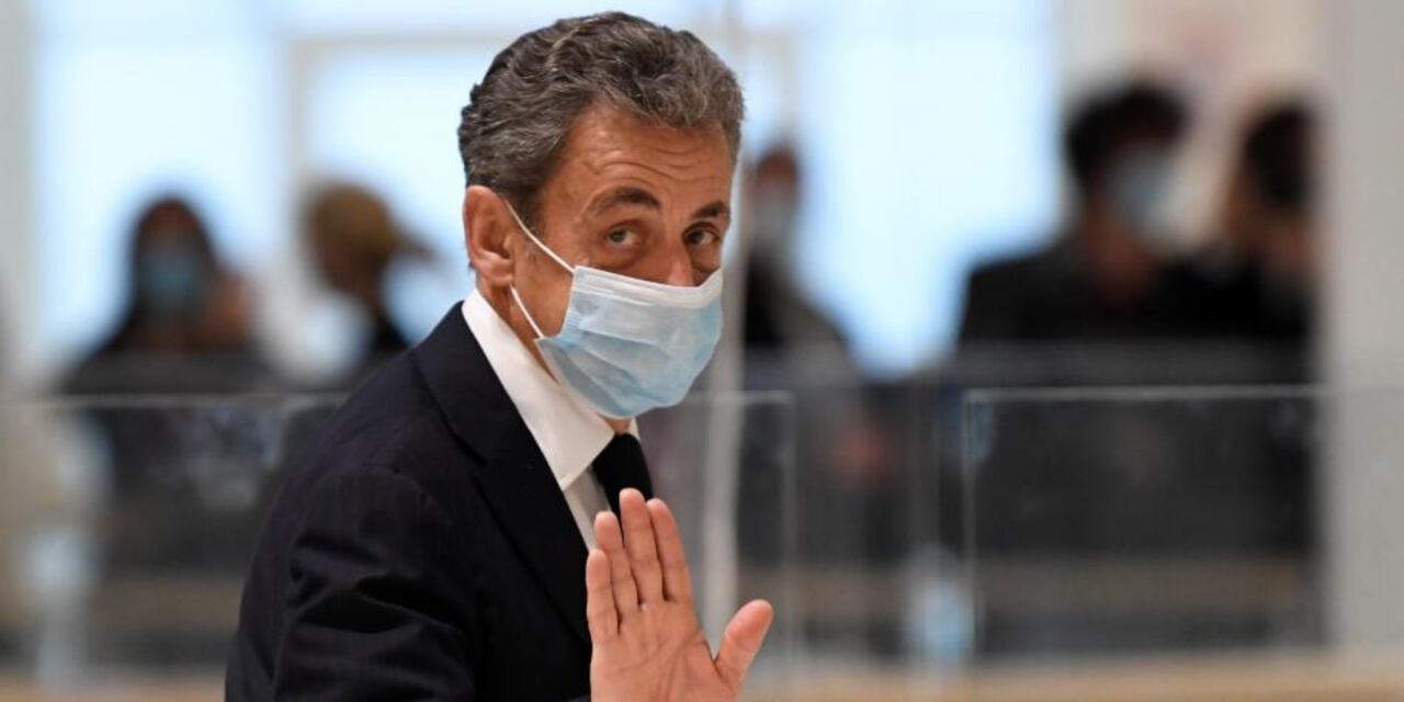 Nicolás Sarkozy, expresidente de Francia, llegando al juicio en su contra, en París