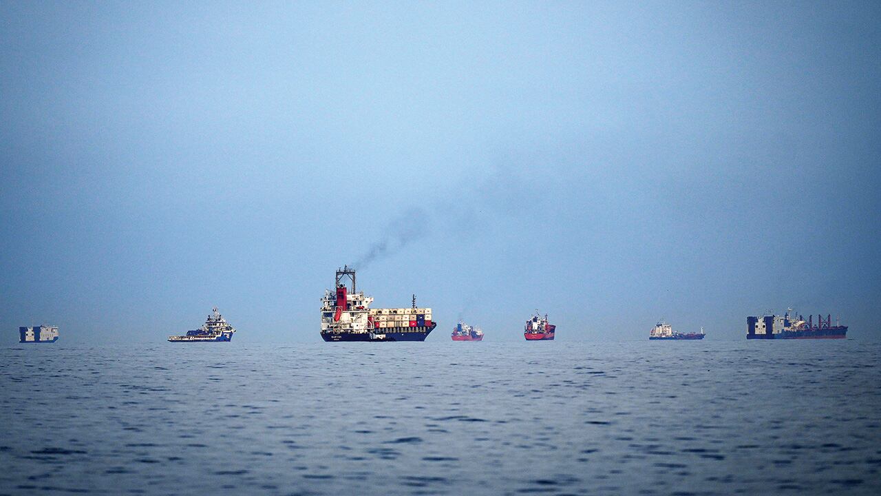 Una parte significativa de la flota mundial de buques cisterna permanece detenida en la región. 