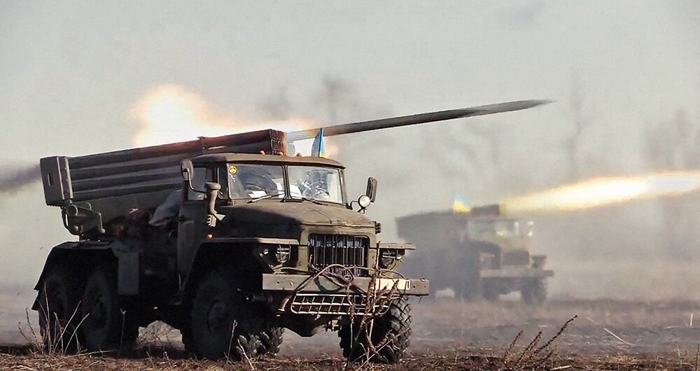 Tras reconocer la independencia de dos provincias ucranianas (Donetsk y Luhansk), Putin envió sus tropas con la disculpa de ayudar en su seguridad, pues muchos de los habitantes de esas regiones son de origen ruso.