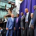 ARCHIVO - Los grandes de Los Angeles Lakers posan después de la inauguración de una estatua del jugador de Minneapolis y Los Angeles Lakers Elgin Baylor, segundo desde la izquierda, afuera del Staples Center en Los Ángeles en esta foto de archivo del viernes 6 de abril de 2018. De izquierda a derecha están Jerry West, Baylor, Earvin "Magic" Johnson, Kareem Abdul-Jabbar, el músico Bill Withers y Shaquille O'Neal. Elgin Baylor, once veces All-Star de la NBA de los Lakers, murió el lunes 22 de marzo de 2021 por causas naturales. Tenía 86 años. Los Lakers anunciaron que Baylor murió en Los Ángeles con su esposa Elaine y su hija Krystal a su lado (Foto AP / Reed Saxon, Archivo).