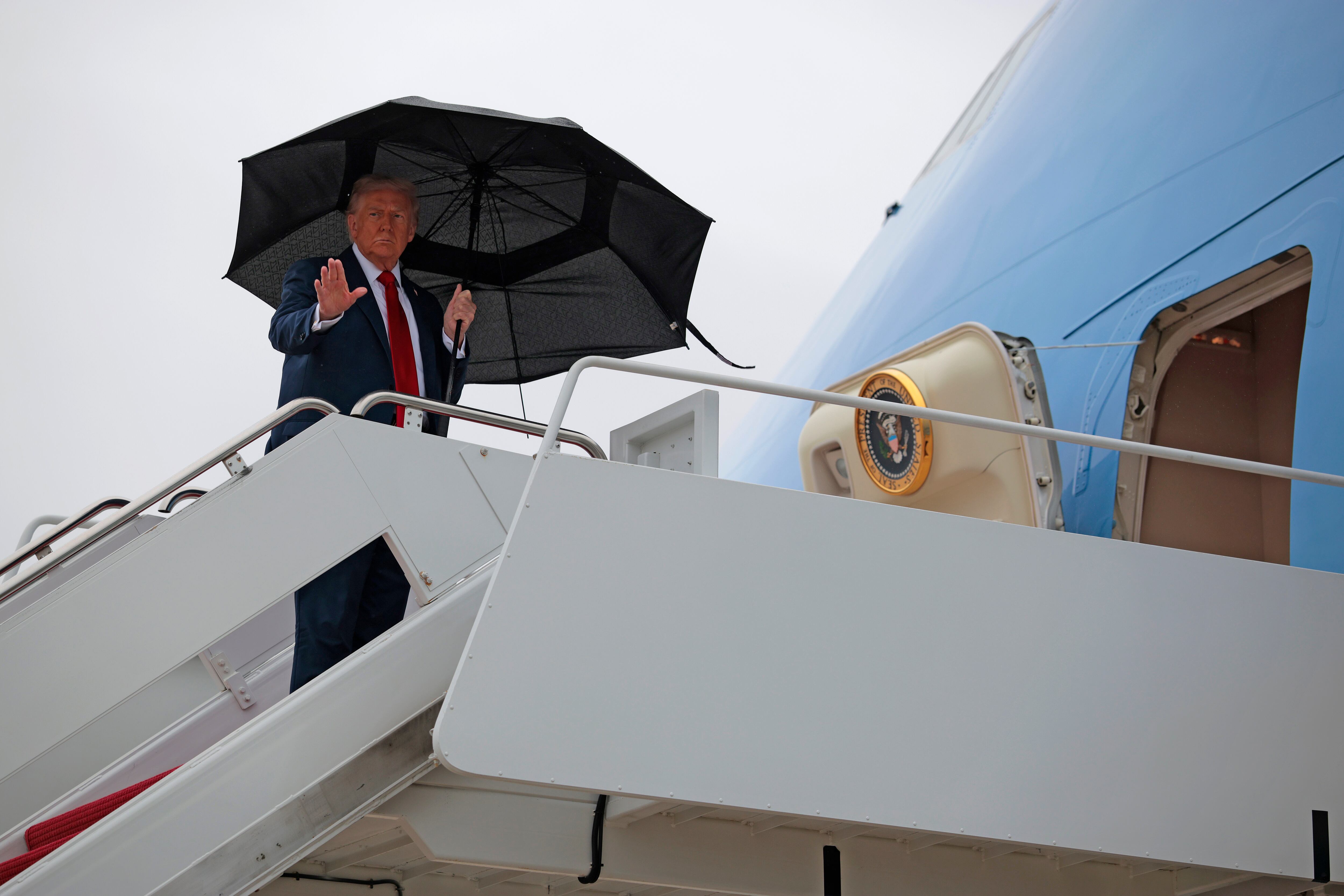 El presidente de EE. UU., Donald Trump, saluda al abordar el Air Force One para un viaje a Oriente Medio el 12 de octubre de 2025 en la Base Conjunta Andrews, Maryland.
