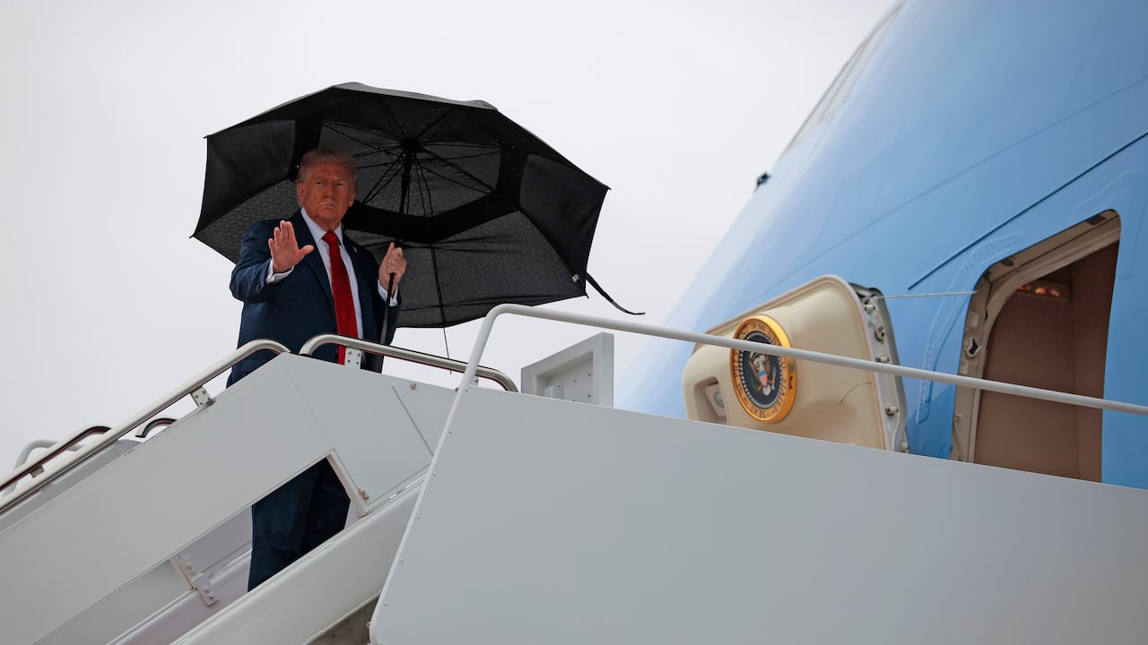 El presidente de EE. UU., Donald Trump, saluda al abordar el Air Force One para un viaje a Oriente Medio