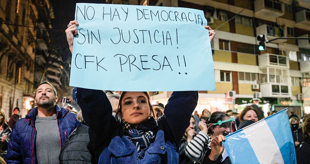 En el país se desataron protestas a favor y en contra de la expresidenta después de ser conocida la petición de cárcel.