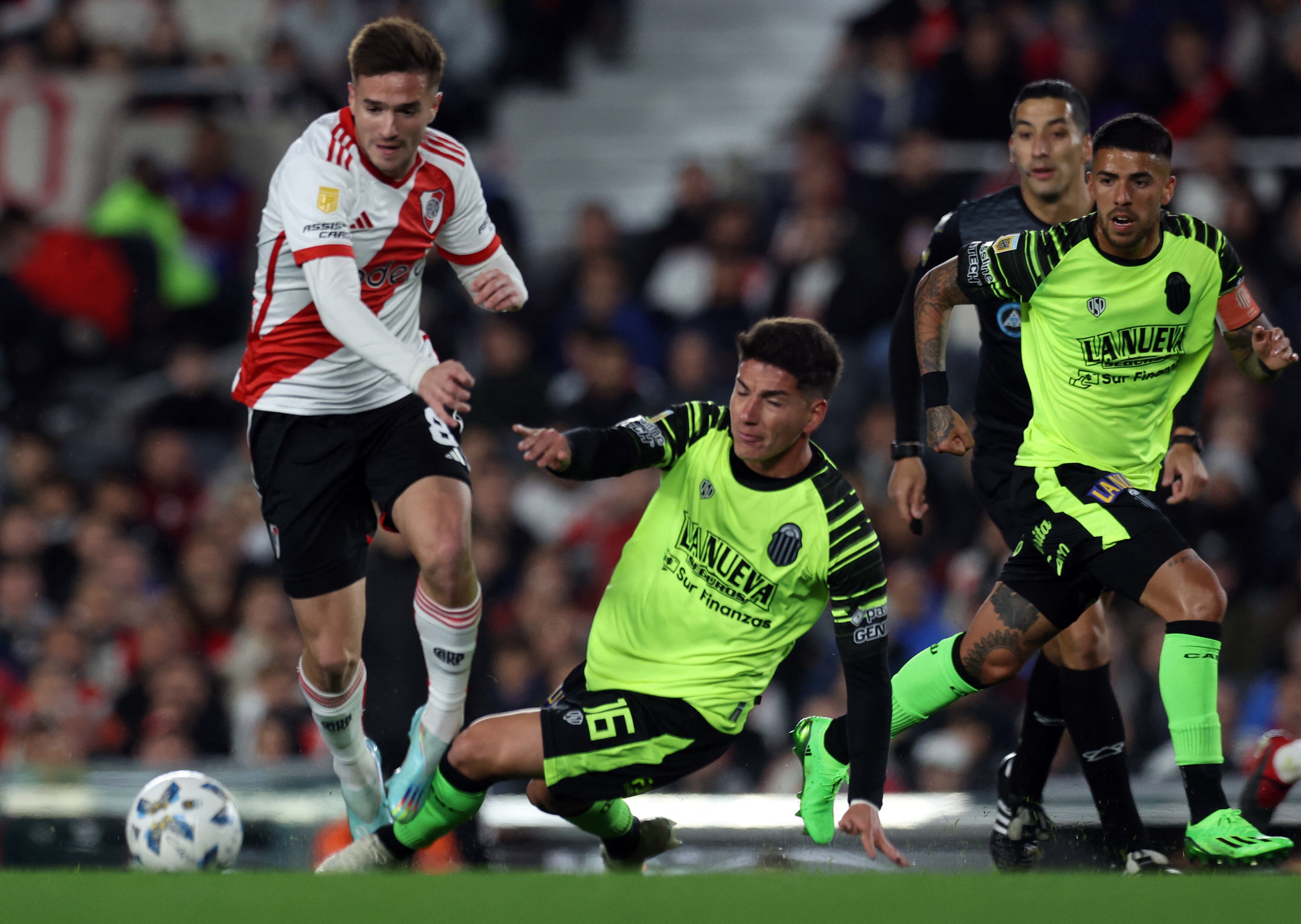 El mediocampista de River Plate, Agustín Palavecino (i), lucha por el balón con el defensor de Barracas Central, Francisco Álvarez (i), durante el partido de fútbol de la Copa de la Liga Profesional en el estadio El Monumental de Buenos Aires el 27 de agosto de 2023. (Foto de ALEJANDRO PAGNI / AFP)
