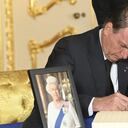 Bolsonaro centro de las críticas por efectuar evento electoral en medio de visita a Londres por funeral de la reina Isabel II.