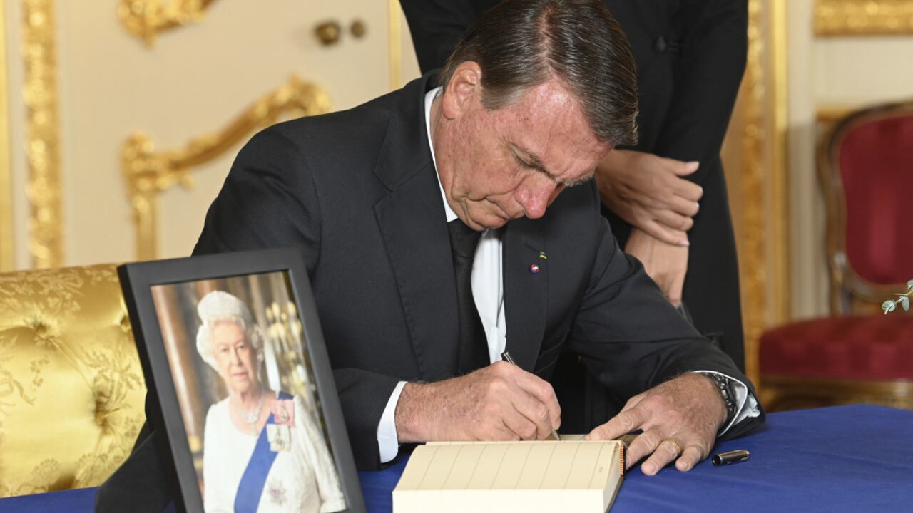 Bolsonaro centro de las críticas por efectuar evento electoral en medio de visita a Londres por funeral de la reina Isabel II.