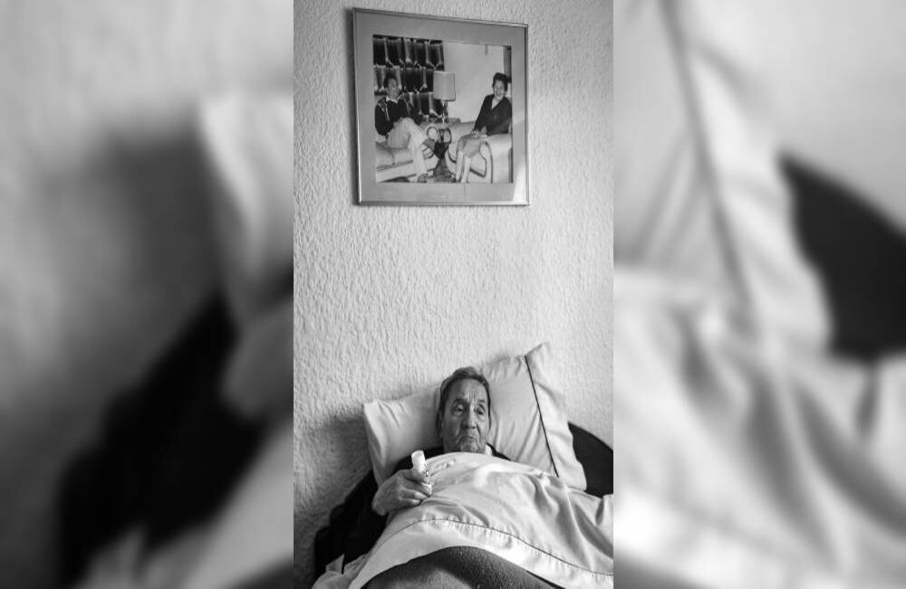 Las voces bajas, una repetición constante de avemarías y plegarias que se sintonizan como un elegante soneto que se siente pesado en el ambiente. Nadie se distrae y todos estamos cumpliendo la cita, nos une el dolor y una necesidad de decir adiós con la que tendremos que vivir para siempre. Nos prepararon para la muerte, pero ninguno se imaginaba que cuando llegara el momento vendría sin oportunidad para despedirse. David Amado-SEMANA