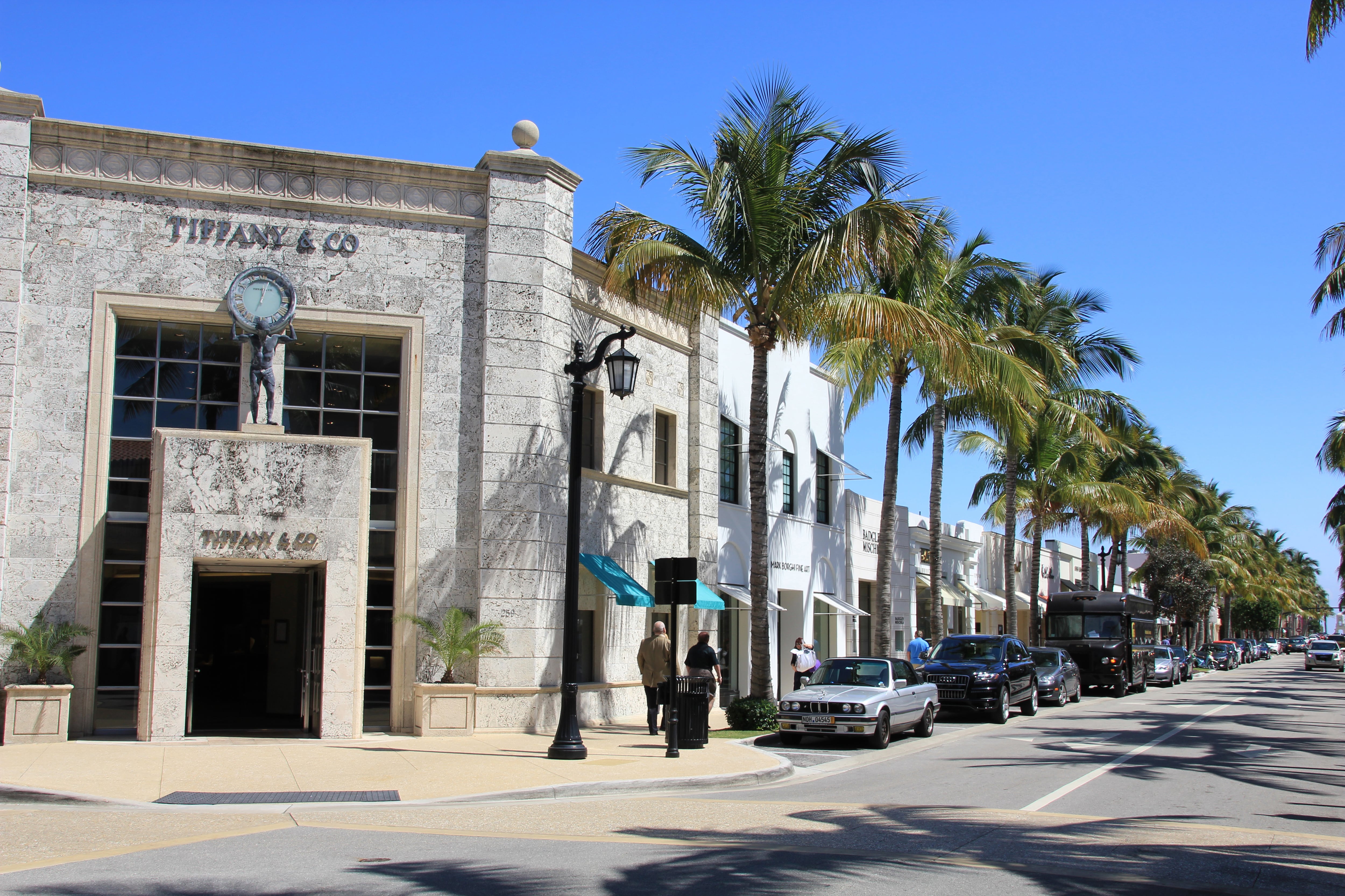 Worth Avenue, una de las calles más emblemáticas, es reconocida por sus tiendas de lujo, palmeras y ambiente sofisticado.
