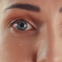 Las lágrimas ayudan a mantener la superficie del ojo húmeda y eliminan partículas y cuerpos extraños presentes allí.