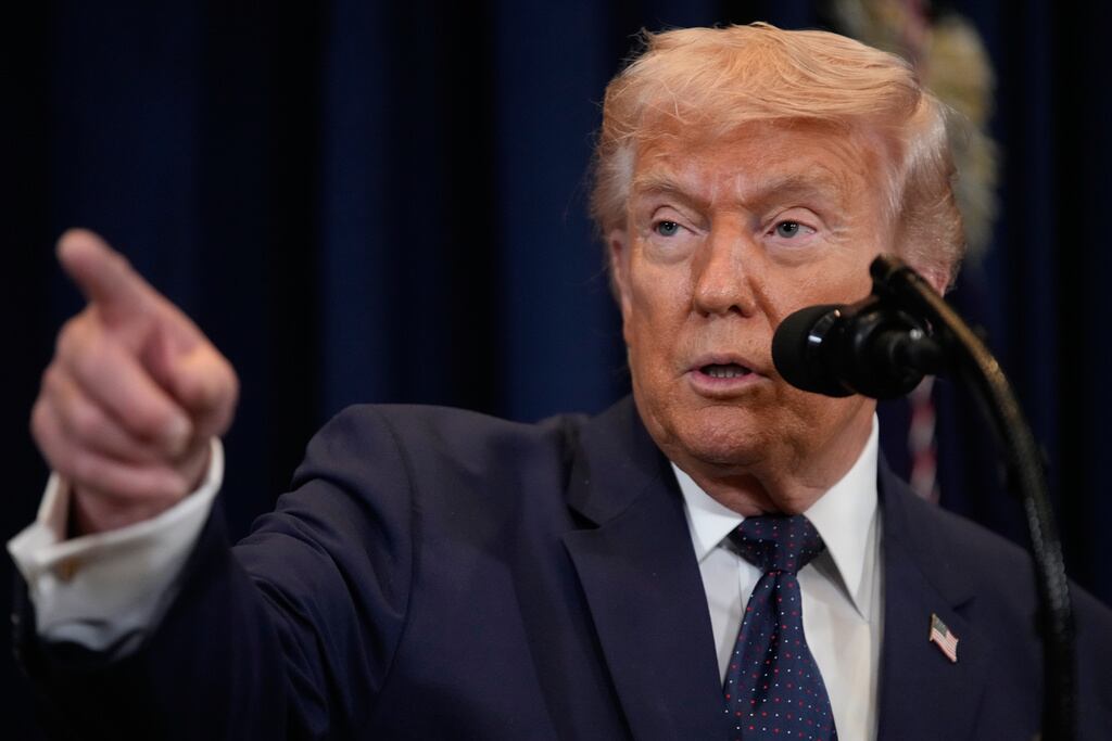 El presidente Donald Trump habla en una conferencia de prensa el lunes 9 de marzo de 2026 en el Trump National Doral Miami, en Doral, Florida. (Foto AP/Mark Schiefelbein)