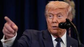 El presidente Donald Trump habla en una conferencia de prensa el lunes 9 de marzo de 2026 en el Trump National Doral Miami, en Doral, Florida. (Foto AP/Mark Schiefelbein)