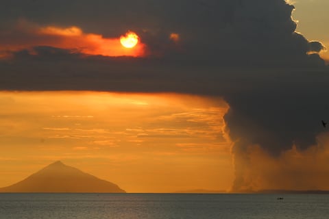El Anak Krakatoa ha hecho erupción al menos 21 veces  en las pasadas semanas (Photo by DZIKI OKTOMAULIYADI / AFP)