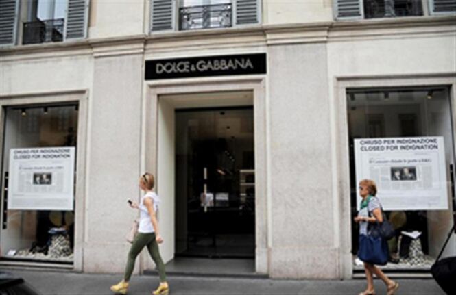 Un cartel que reza "cerrado por indignación" cuelga de la entrada de la tienda de Dolce Gabbana, cerrada temporalmente, en Milán (Italia). Foto:EFE