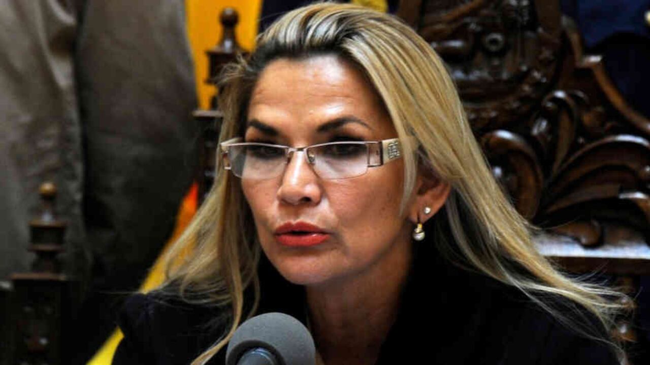 Desde la presidencia interina de Bolivia, Jeanine Áñez ha prometido una pronta convocatoria de elecciones. Foto: AFP/BBC