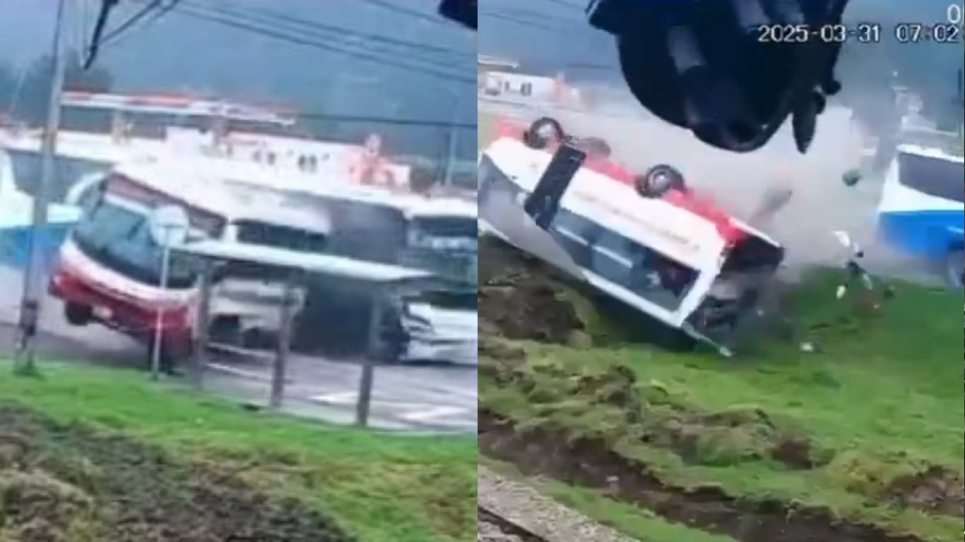 Dos buses de transporte público chocaron y se salieron de la vía, cayendo en un pastizal a los lados de la carretera.