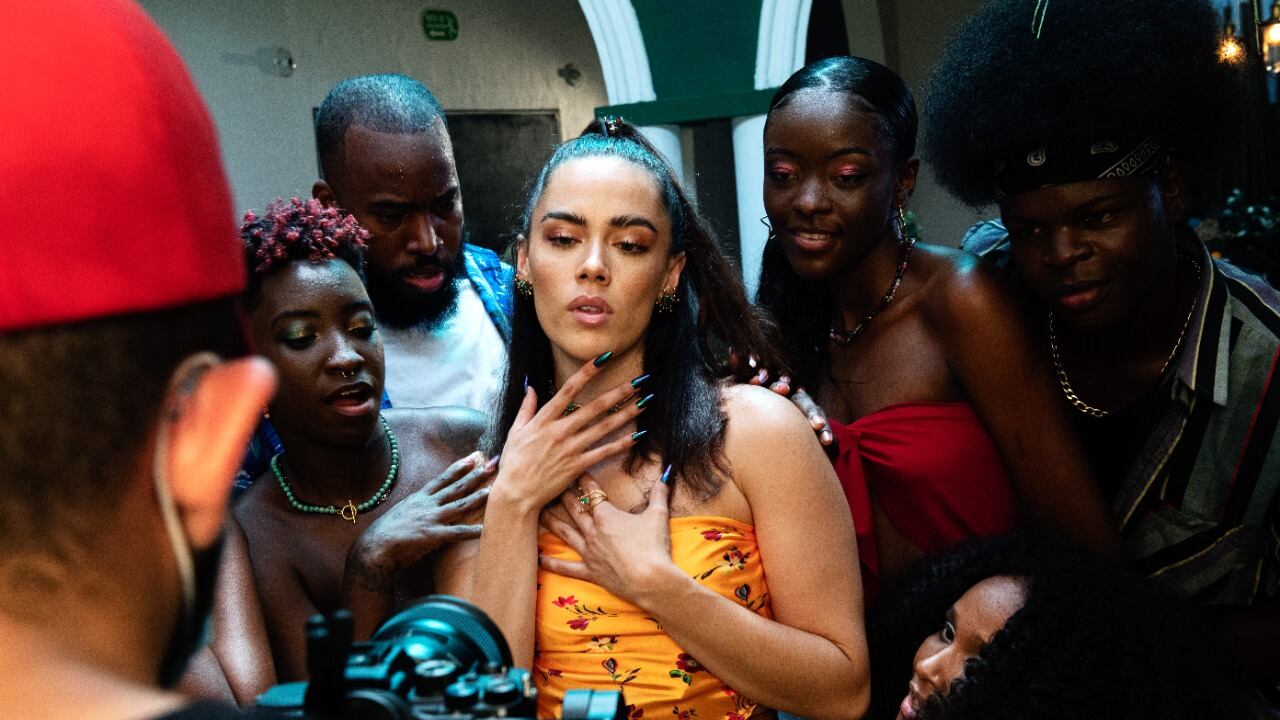 La artista colombiana Drea Dury lanza su primer álbum oficial.