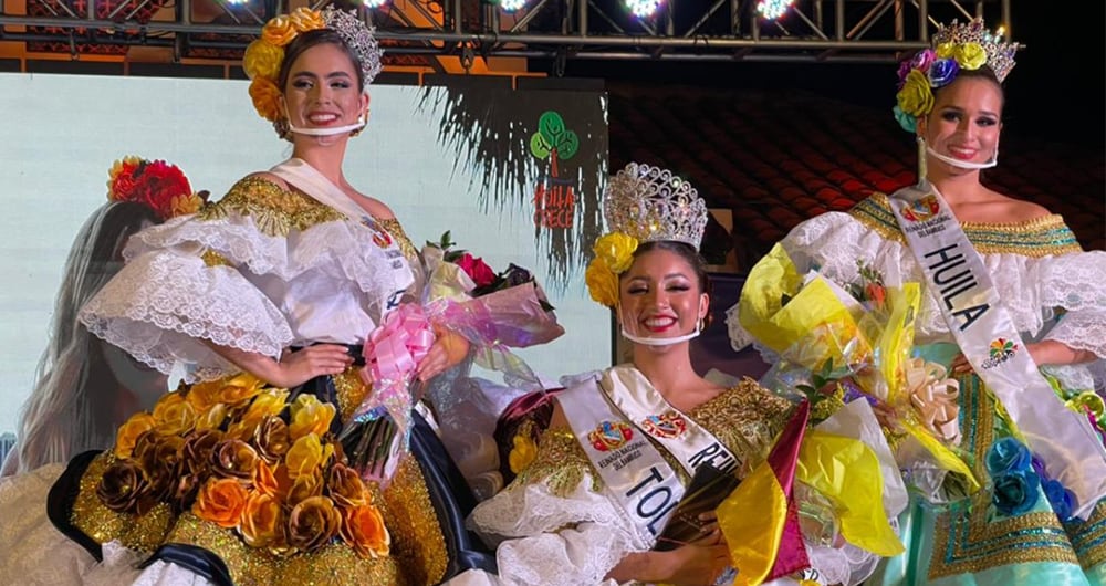 De izquierda a derecha: Sofía Montoya (del Quindío, coronada como Princesa), Karoll Caballero (del Tolima, nueva Reina nacional) y Gabriela Vasquez (del Huila, escogida como Virreina).
