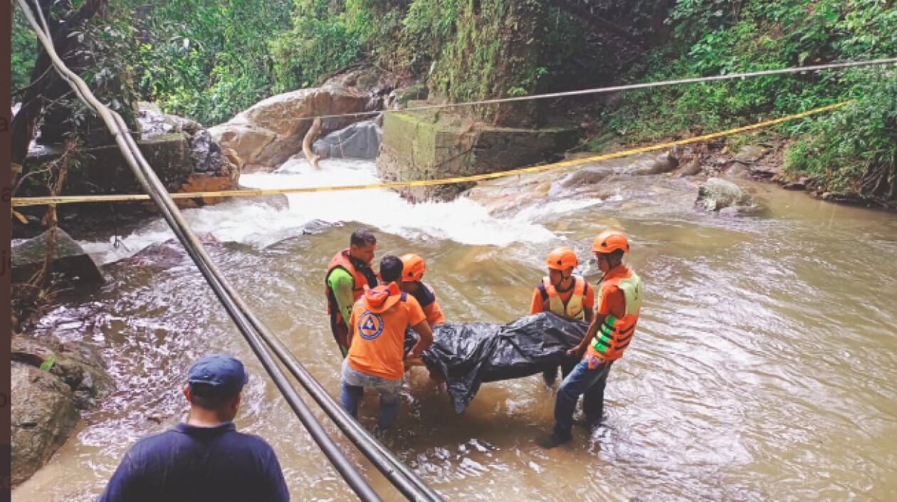 Personal de la Defensa civil rescató el cuerpo sin vida del turista