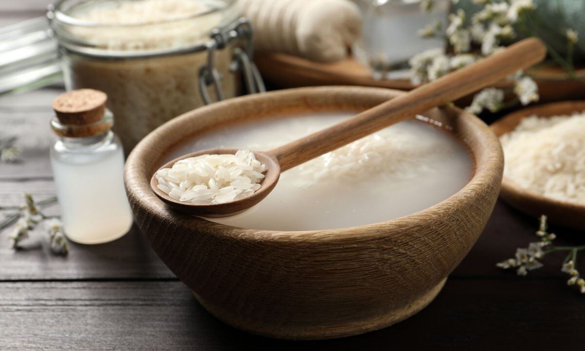 Ritual con arroz para atraer riqueza.