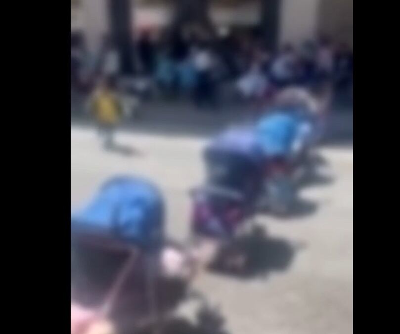 Indígenas Embera utilizaron coches de bebes para bloquear las vías de la ciudad.