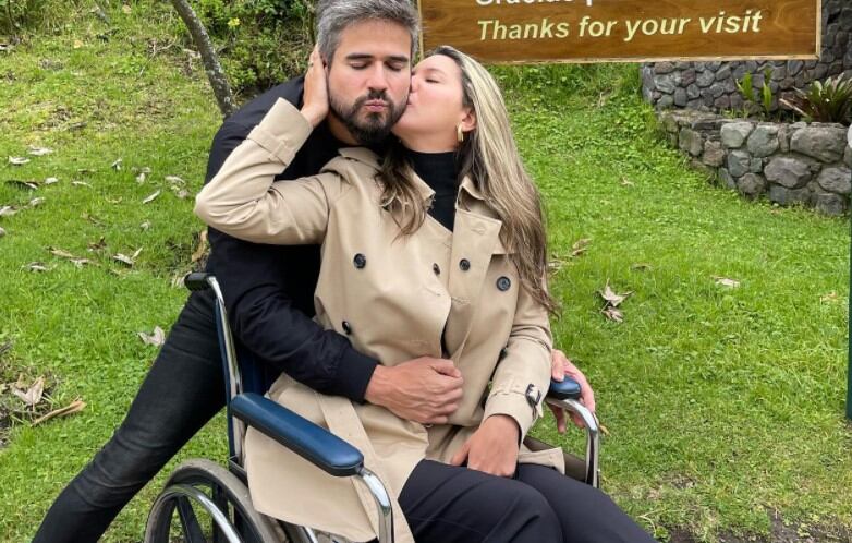 La presentadora tiene una herida en su pie y por eso tendrá que andar en silla de ruedas por unos días