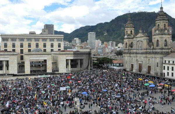Cerca de las 5.000 personas que se congregaron en la Plaza de Bolívar, expusieron los motivos de la movilización.