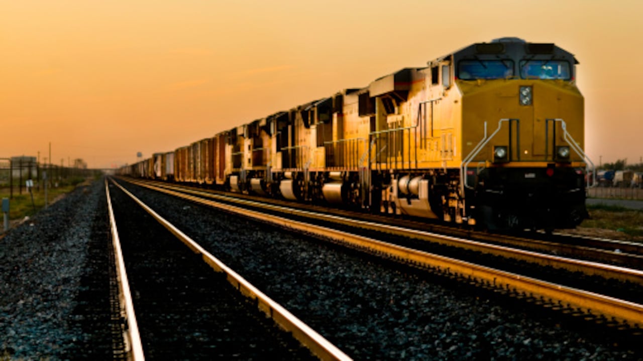 El adjudicatario seleccionado tendrá que hacer la rehabilitación de la vía férrea y la construcción de un edificio administrativo, un centro de control de operaciones, dos talleres para el mantenimiento de los trenes y un centro de transferencia de carga. Además, tendrá a su cargo el mantenimiento y la reparación del material rodante. (Imagen de referencia).