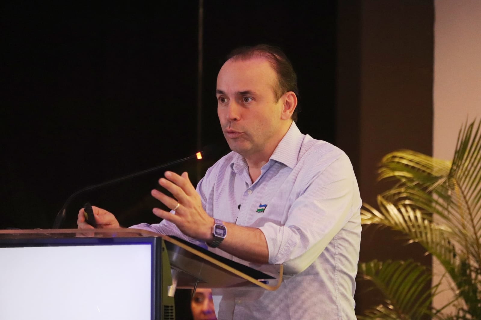 El mandatario local, Alejandro Eder, también hizo presencia en el evento, conmemorando la labor de Invest Pacific y presentando datos de du gestión como alcalde en proyectos como la cop16.