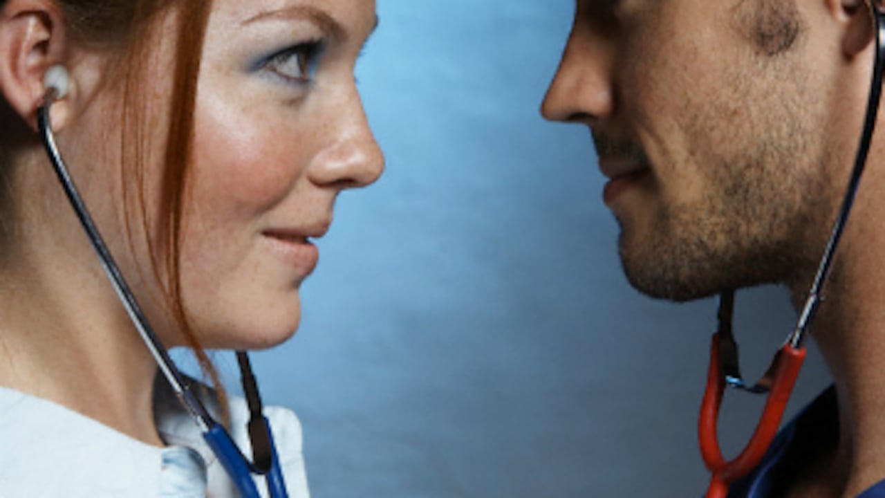 Son los médicos, quienes lideran el ranking de profesiones que más ponen los cachos.