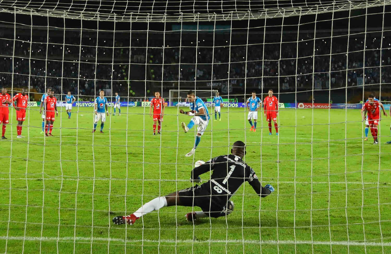 El delantero de Millonarios Ayron del Valle falla su disparo desde el punto penal. Foto: Esteban Vega / SEMANA