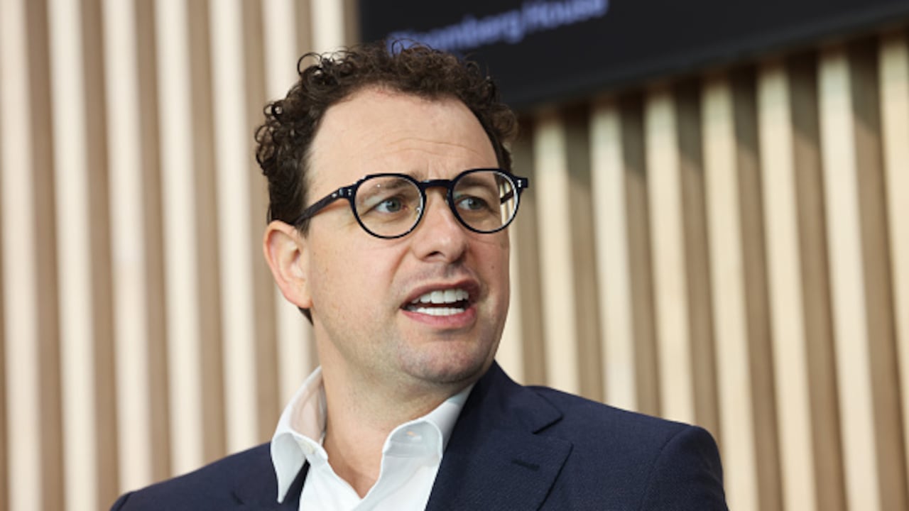 Una de las firmas más influyentes del sector alertó sobre los riesgos de avanzar sin suficientes controles. (Dario Amodei, CEO de Anthropic)