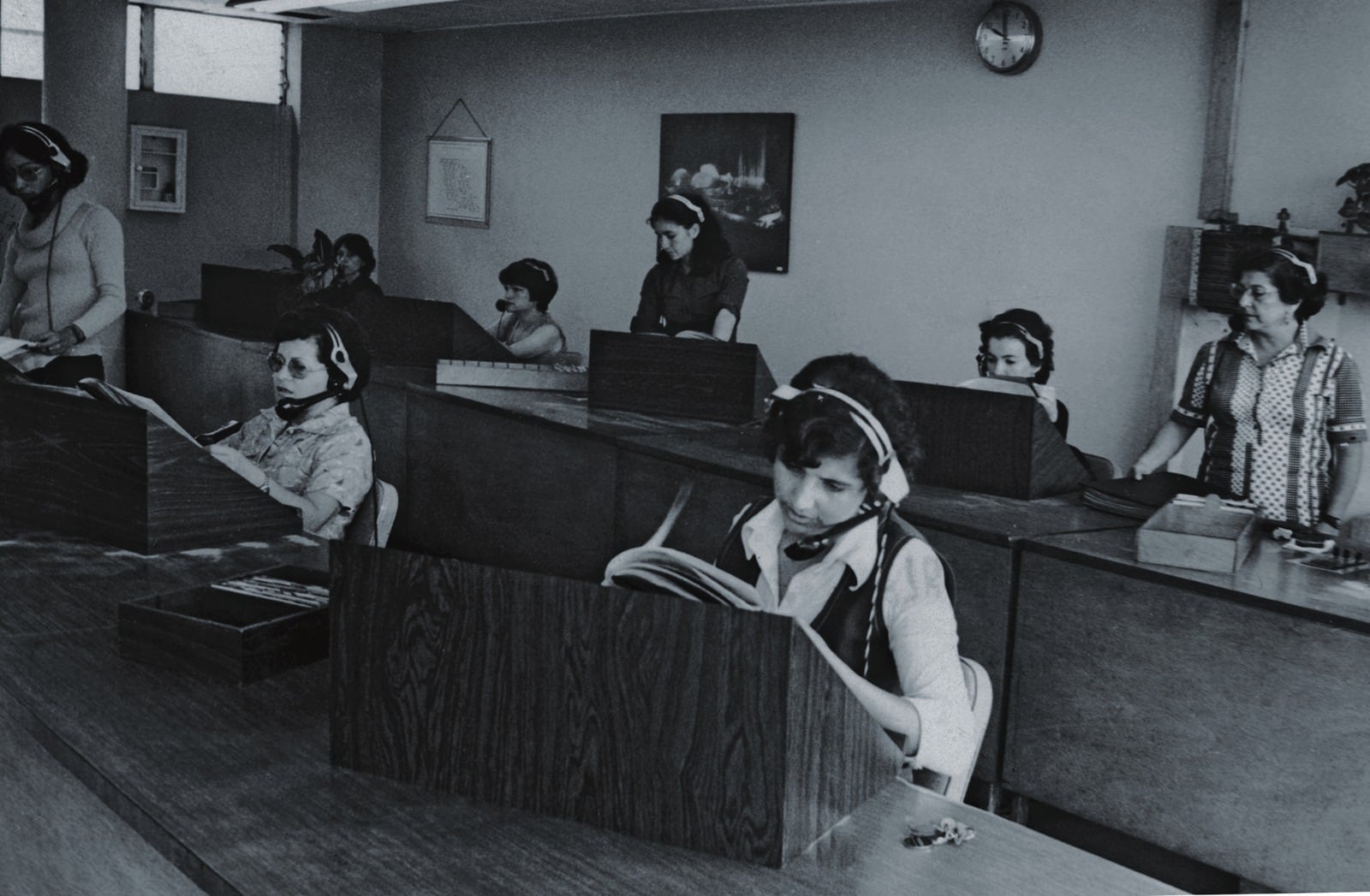 Las operadoras, que en su mayoría eran mujeres, se encargaban de conectar las llamadas con los usuarios, teniendo acceso a todas las líneas de la ciudad.