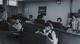 Las operadoras, que en su mayoría eran mujeres, se encargaban de conectar las llamadas con los usuarios, teniendo acceso a todas las líneas de la ciudad.